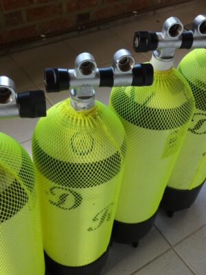 compressed_air_cylinders_diving_breathing_air-1066070.jpgd_
