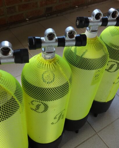 compressed_air_cylinders_diving_breathing_air-1066070.jpgd_