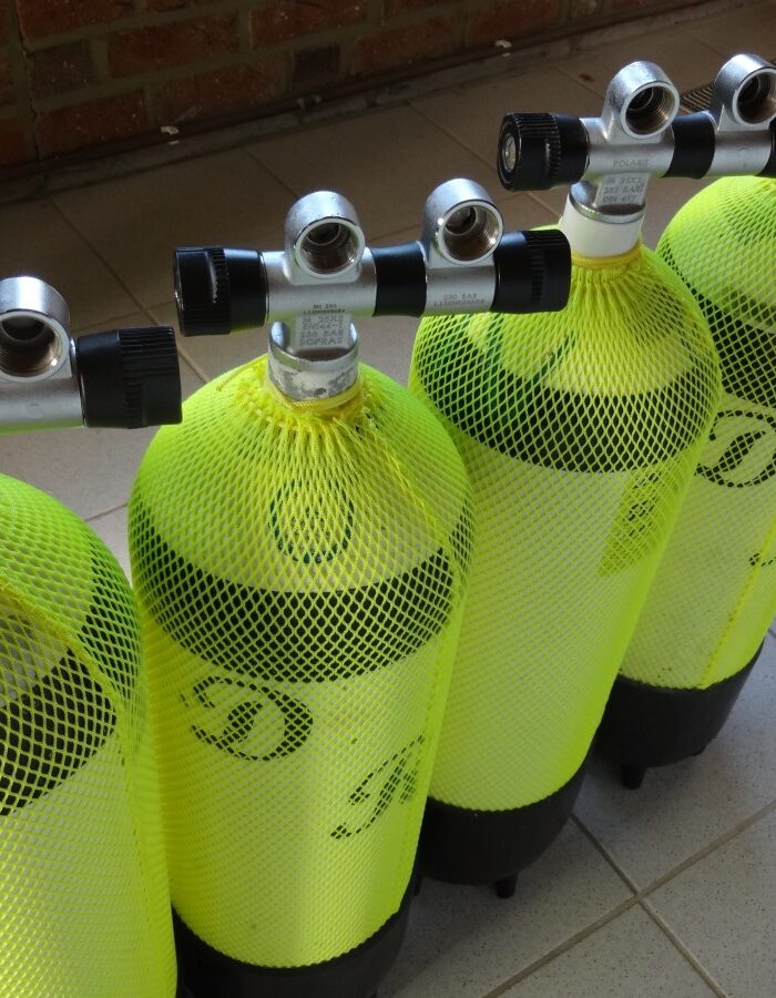 compressed_air_cylinders_diving_breathing_air-1066070.jpgd_