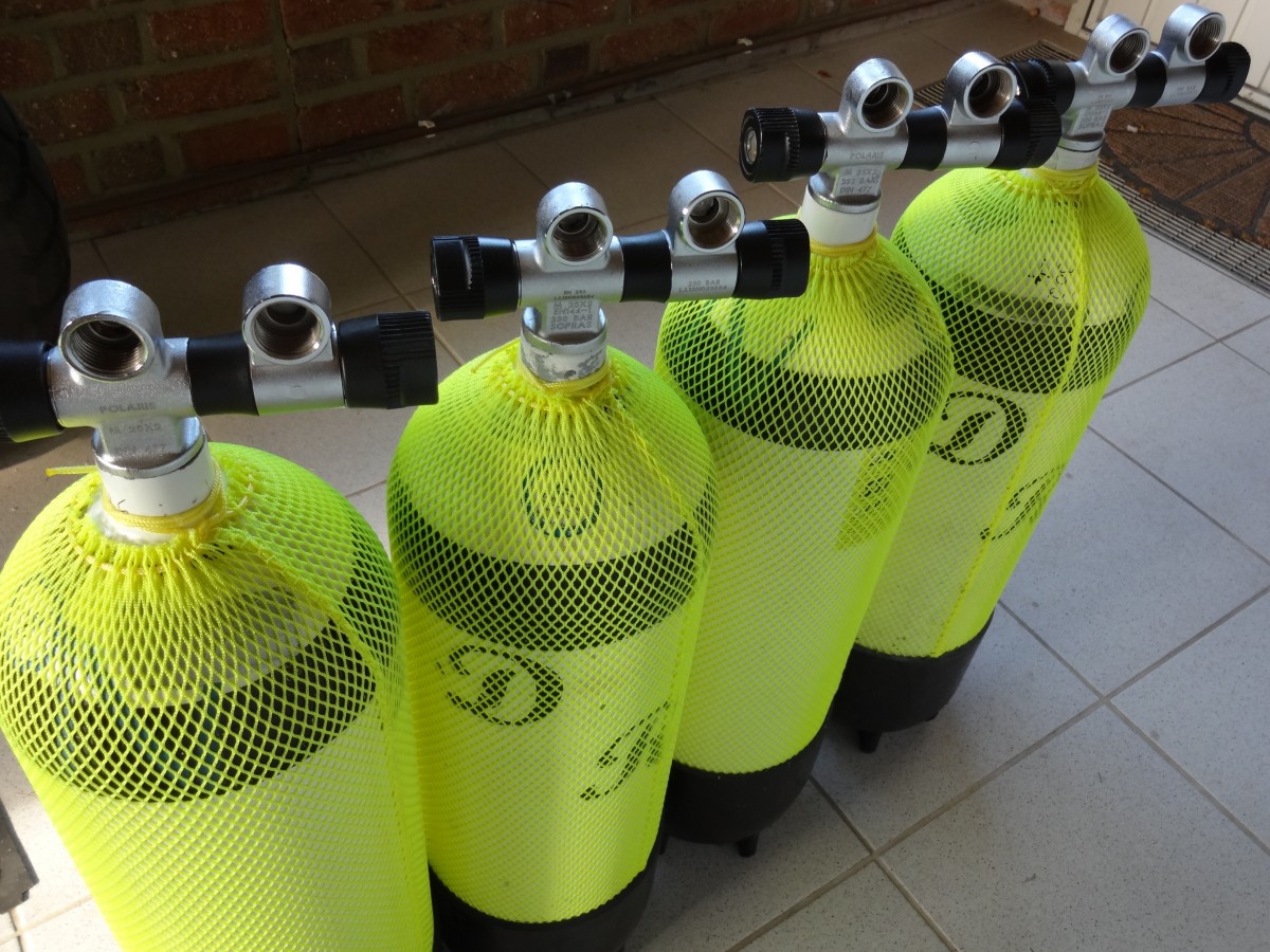 compressed_air_cylinders_diving_breathing_air-1066070.jpgd_